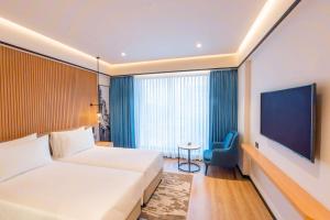 Radisson Hotel Prayagraj的电视和/或娱乐中心