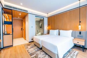Radisson Hotel Prayagraj客房内的一张或多张床位