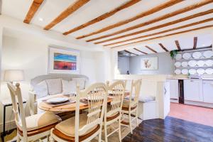 Una cocina y un comedor con mesa y sillas. en Charming 4-Bed Countryside Retreat with Parking, en Batheaston