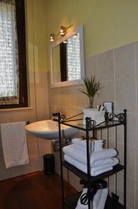 A bathroom at B&B Agrifoglio