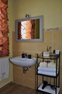 A bathroom at B&B Agrifoglio