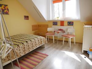 1 dormitorio con 1 cama, 2 sillas y mesa en pl.Outback, en Białowieża