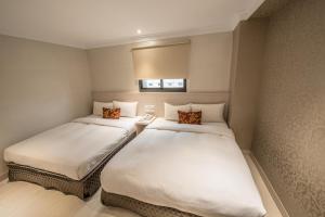 Un pat sau paturi într-o cameră la Golden Stone Hotel
