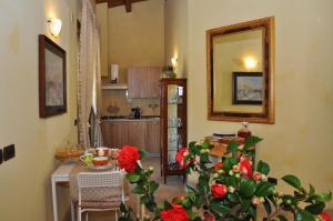 a living room with a table and a mirror at B&B Agrifoglio in SantʼElpidio a Mare