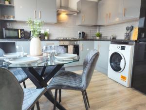 Køkken eller tekøkken på Contractor Stays - Fast WiFi, Free Parking