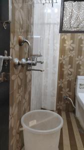 Ένα μπάνιο στο Staeg Joypore 2BHK Fullyfurnished