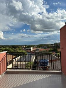 a balcony with a view of a building at Flat Bonito Jarinu 02 Centro in Bonito