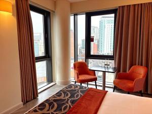 Un pat sau paturi într-o cameră la Clayton Hotel Cardiff