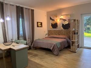 a bedroom with a bed and a table and a desk at Nel giardino segreto in San Giorgio a Liri