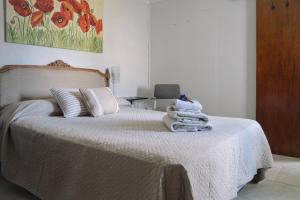 a bedroom with a bed with towels on it at El Descanso in San Antonio de Areco +17 photos