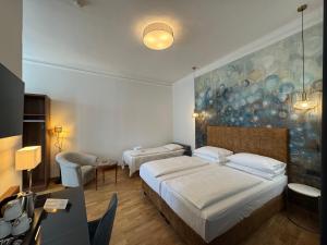 una camera con due letti e un dipinto sul muro di Hotel Secession an der Oper a Vienna Altre 37 foto