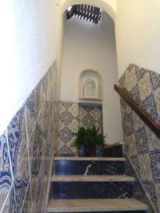 a staircase in a house with blue and white tiles at Casa da Turquinia in Palmela