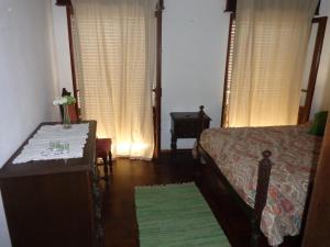 una camera con letto e tavolo con tappeto verde di Casa da Turquinia a Palmela