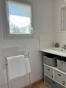 Kuchyň nebo kuchyňský kout v ubytování Maison 5 min de l'océan avec jardin