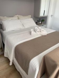 a bedroom with a bed with towels on it at Studio Pomerode in Pomerode