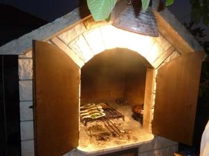 een pizza oven met wat eten erin bij Apartments Trogir in Trogir