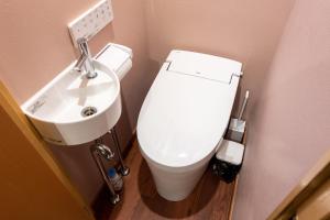 Y's INN MaisonRose 106T في طوكيو: حمام مع مرحاض أبيض ومغسلة +26 صورة