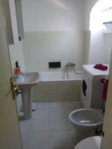 ein Bad mit einem WC und einem Waschbecken in der Unterkunft Casa Fontana in Arcola