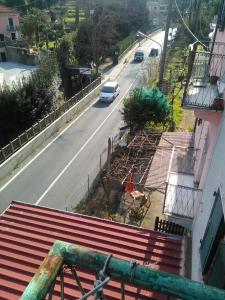 un coche está conduciendo por una carretera junto a un edificio en Casa Fontana, en Arcola