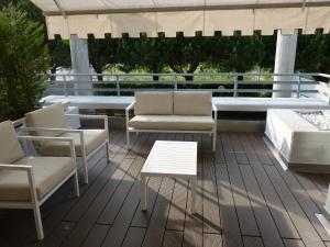 un patio con sillas, una mesa y un banco en Casa Iglesias, en Cavallino-Treporti