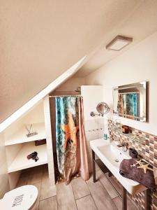 ein Badezimmer mit einem Vorhang für Meerjungfrauen und einem Waschbecken in der Unterkunft MEHS3E001 in Meeschendorf
