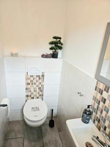 ein Badezimmer mit einer weißen Toilette und einem Waschbecken in der Unterkunft MEHS3E001 in Meeschendorf + 9 Fotos