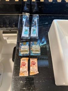 two packets of cigarettes sitting on a counter at Refúgio romântico com Jacuzzi só sua! Espumante de cortesia! in Sorocaba