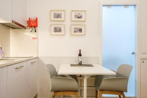 a kitchen with a table and chairs and a sink at GuestReady - Port Studio 4 in Bandeira