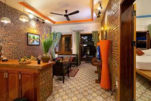 TV a/nebo společenská místnost v ubytování Nanu beach house Hội an