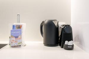 una macchina per il caffè appoggiata su un bancone di GuestReady - Port Studio 3 a Vila Nova de Gaia