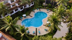 an overhead view of a swimming pool with palm trees at DoubleTree by Hilton Hotel Goa - Arpora - Baga in Baga