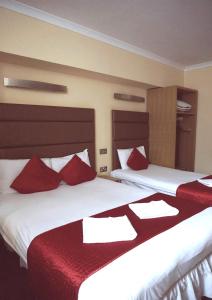 Ένα ή περισσότερα κρεβάτια σε δωμάτιο στο Lord Jim Hotel London Kensington