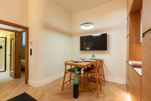 Телевизор и/или развлекательный центр в Apartamentos Alvarado 5