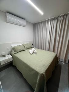 - une chambre avec un lit doté d'une couverture verte et d'une fenêtre dans l'établissement Apartamento São Paulo Tatuapé, à São Paulo 125 autres photos