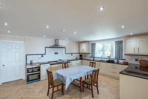 ゲートハウス・オブ・フリートにあるOrnockenoch Houseのテーブルと椅子が備わるキッチン