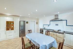 ゲートハウス・オブ・フリートにあるOrnockenoch Houseのキッチン(テーブル、青いテーブルクロス付) +24枚の写真