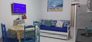 um pequeno quarto com uma cama e uma mesa em Pousada Splash em Florianópolis mais 14 fotografias