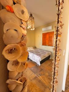 une chambre avec un mur rempli de beaucoup de champignons dans l'établissement Palmeira’s du Vento, à Cruz 24 autres photos