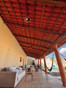 - un salon avec un grand plafond en bois dans l'établissement Palmeira’s du Vento, à Cruz