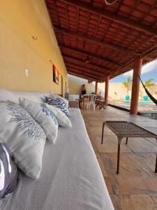 un groupe d'oreillers sur un lit dans une chambre dans l'établissement Palmeira’s du Vento, à Cruz