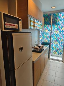 Il comprend une cuisine équipée d'un réfrigérateur et d'un four micro-ondes. dans l'établissement The Central Bangkok Station1, à Bangkok