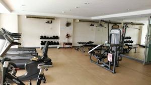 une salle de sport avec plusieurs tapis de course et vélos d'exercice dans l'établissement The Central Bangkok Station1, à Bangkok