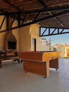 Zimmer mit Billardtisch und Kamin in der Unterkunft Casa du Vento in Cruz + 50 Fotos