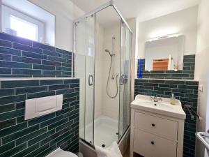 Koupelna v ubytování Feriendorf Rugana - Komfortplus 1-Raum Appartement mit Terrasse C47 + 4 fotografie