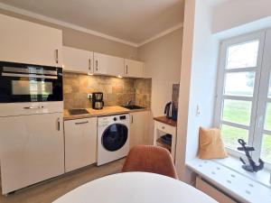 Kuchyň nebo kuchyňský kout v ubytování Feriendorf Rugana - Komfortplus 1-Raum Appartement mit Terrasse C47