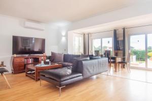 Μια τηλεόραση ή/και κέντρο ψυχαγωγίας στο Villa Abbas