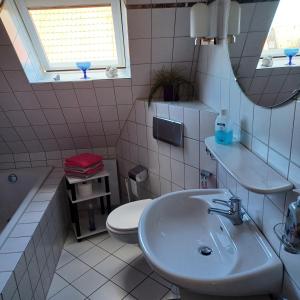 Bilik mandi di Ferienwohnung Emma +55 gambar