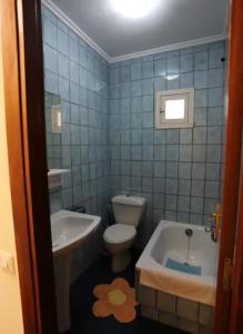 a bathroom with a tub and a toilet and a sink at Tus vacaciones en Noja in Noja +16 photos