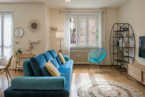 a living room with a blue couch and a table at Casa Flora in Savigliano