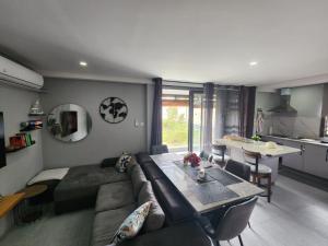 Azur Horizon Residence في فليك-إن-فلاك: غرفة معيشة مع أريكة وطاولة